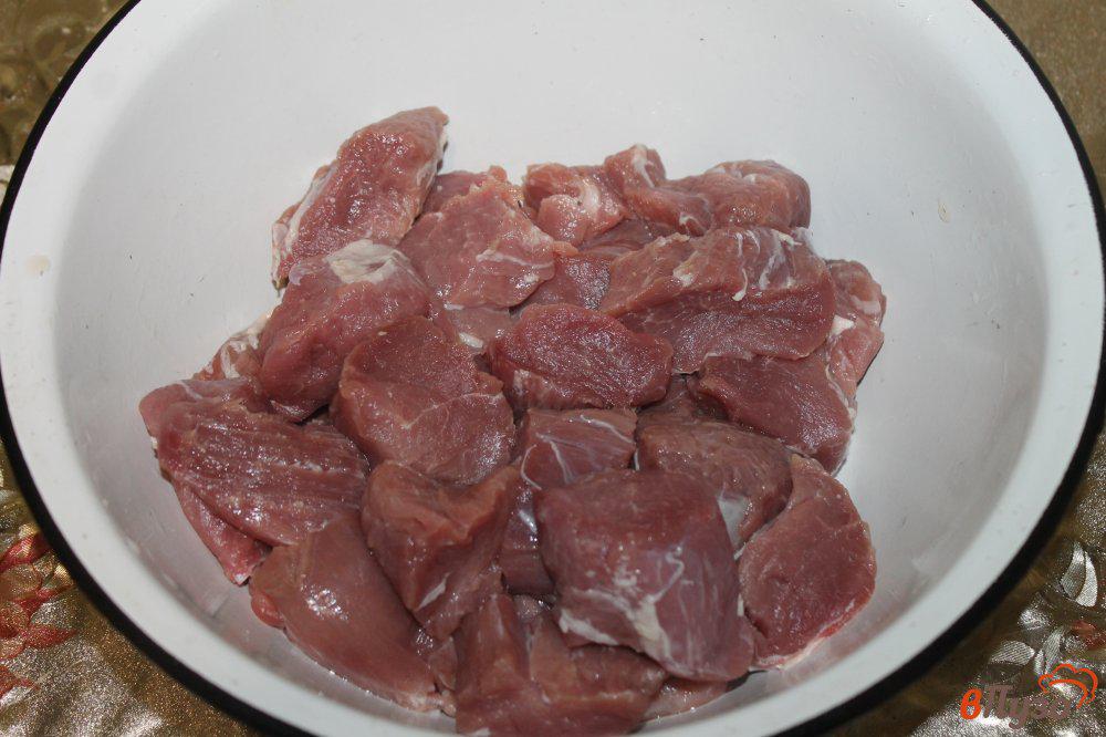 Филейка свиная. Кусок мяса свинины. Нарезка мяса.