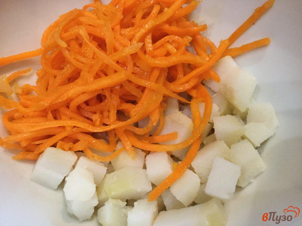 Корейская морковь с картошкой. Салат с картофелем и корейской морковкой. Картошка с морковкой по корейски. Картофель по корейски с морковью. Салат с картофелем морковью по корейски.