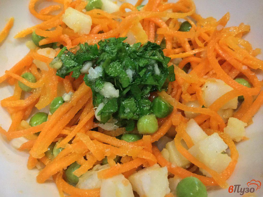 Корейская морковь с картошкой. Салат морковь с горошком зеленым. Салат из моркови с зеленым горошком. Салат с морковкой и горошком. Салат с корейской морковью и горошком.