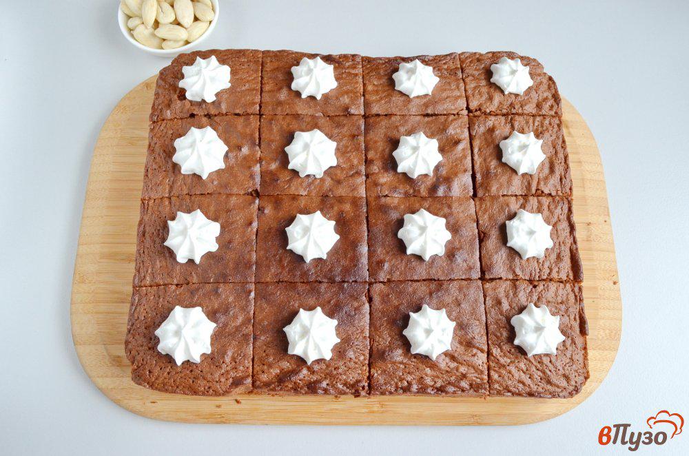 Нарезанное пирожное. Треугольные пирожные. Как правильно нарезать пирожное. Птифур захер. Пирожные в формах треугольниках.