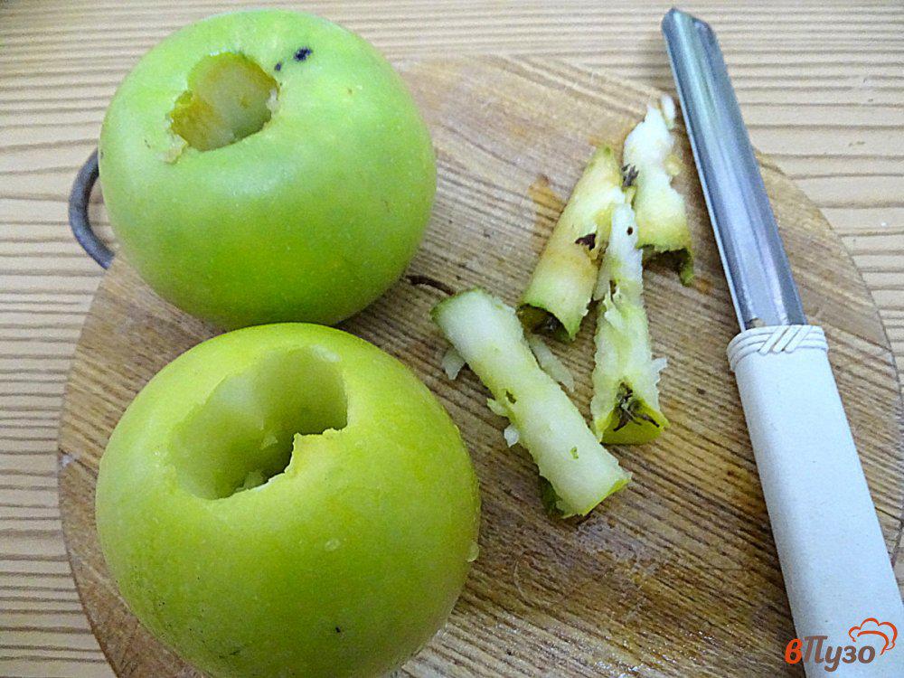 Перед обработкой из яблок иногда вырезают сердцевину