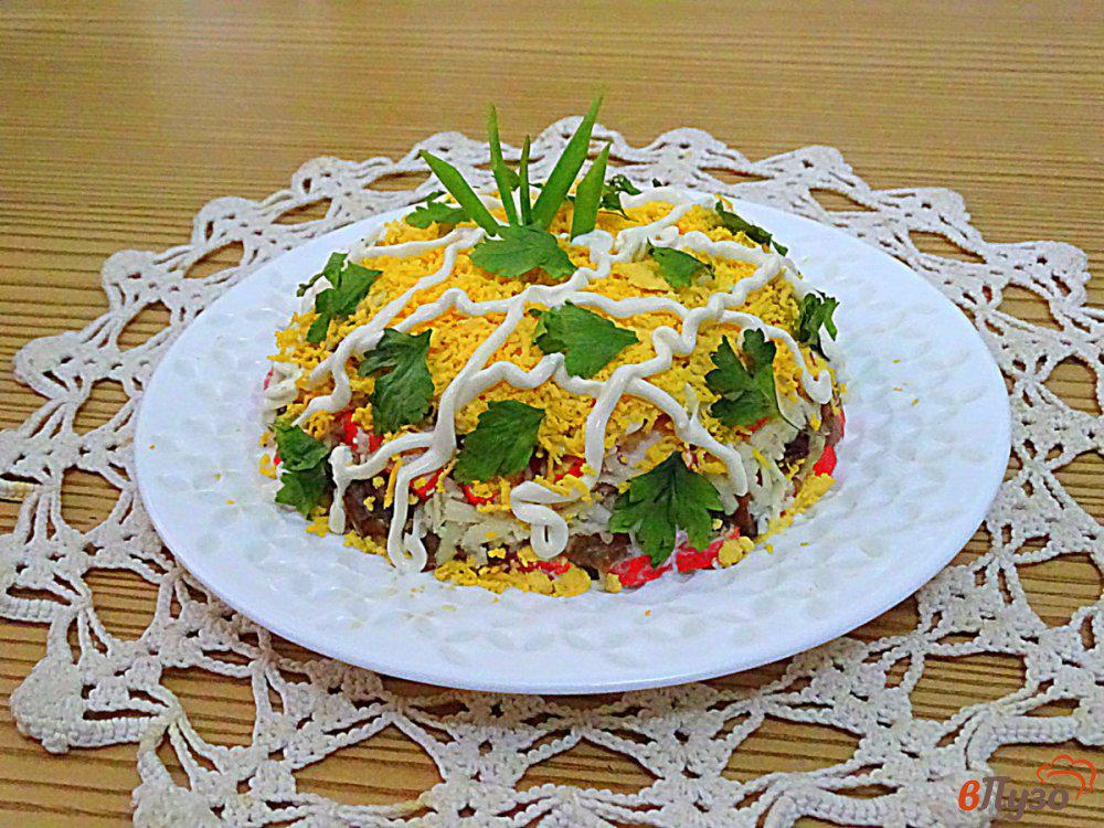 Салат с палочками и грибами. Салат с крабовыми палочками и грибами. Салат с шампиньонами и крабовыми палочками. Салат парадный. Салат слоеный с крабовыми палочками и грибами.