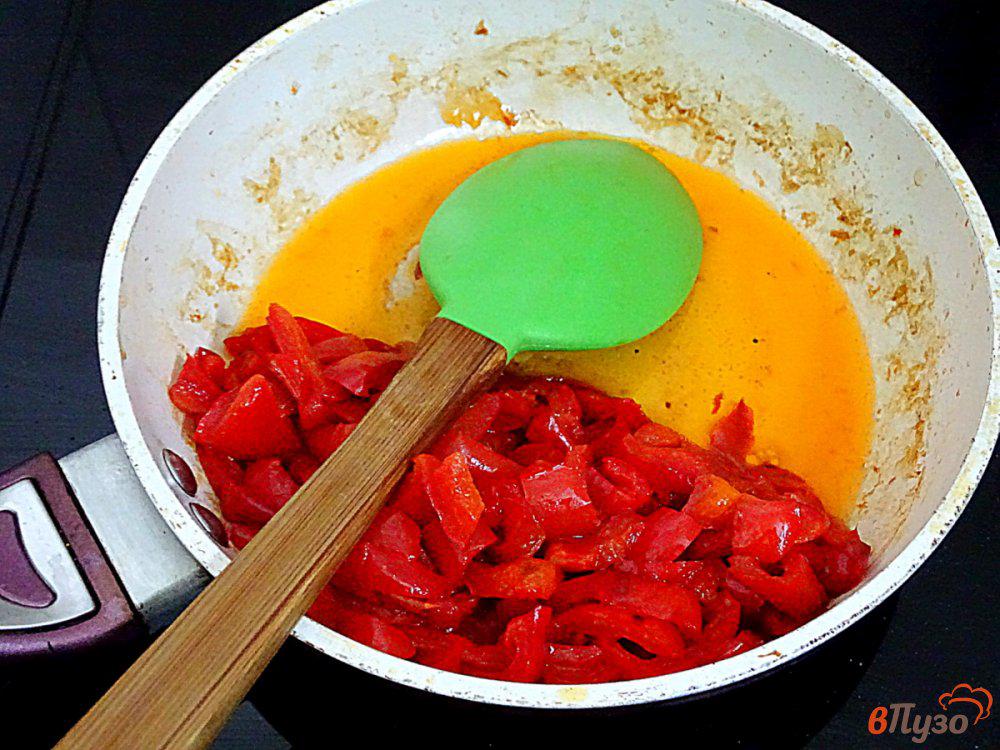 Что можно приготовить из замороженных перцев. Перец замороженный. Заморозка перцев половинками. Прокрученный помидор на зиму заморозка. Жареный перец на сковороде с томатной пастой и морковью.