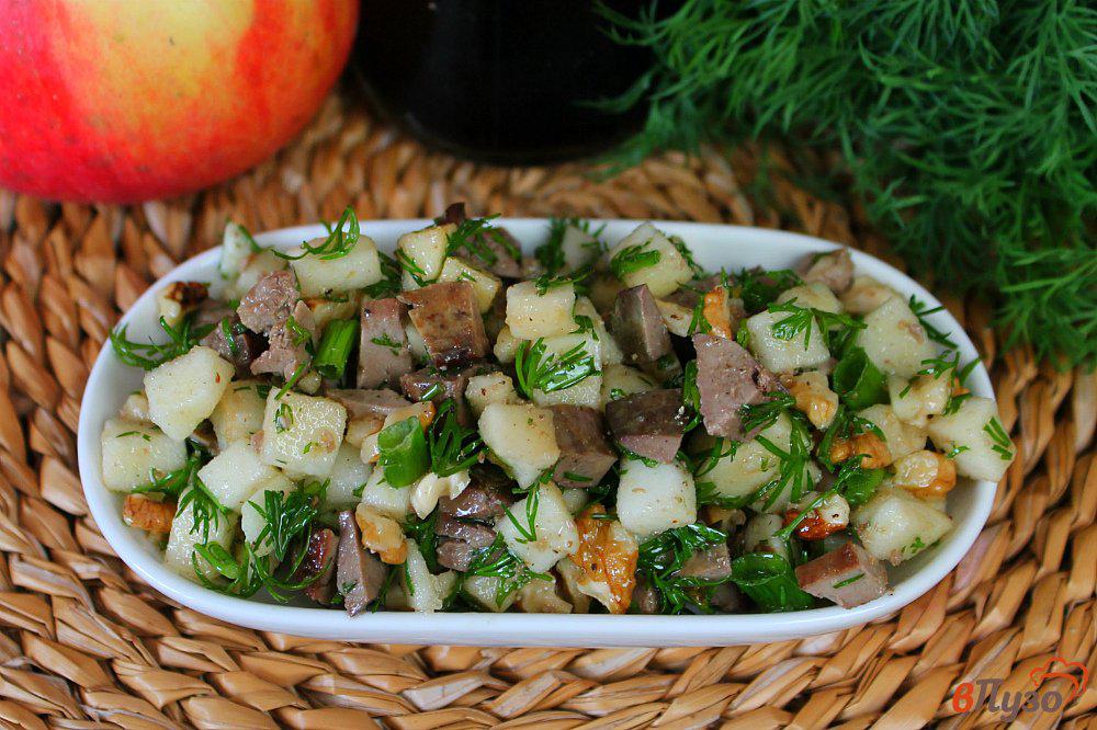 Салат с карамелизированными яблоками и куриной печенью яблоки