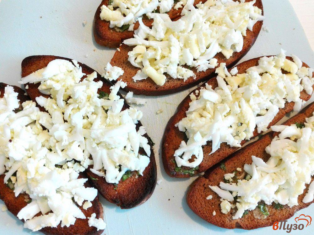 Рецепт белых гренок с чесноком. Гренки с яйцом. Гренки с яйцом и чесноком. Гренки с яйцом фото. Гренки с чесноком из черного хлеба и яйцом