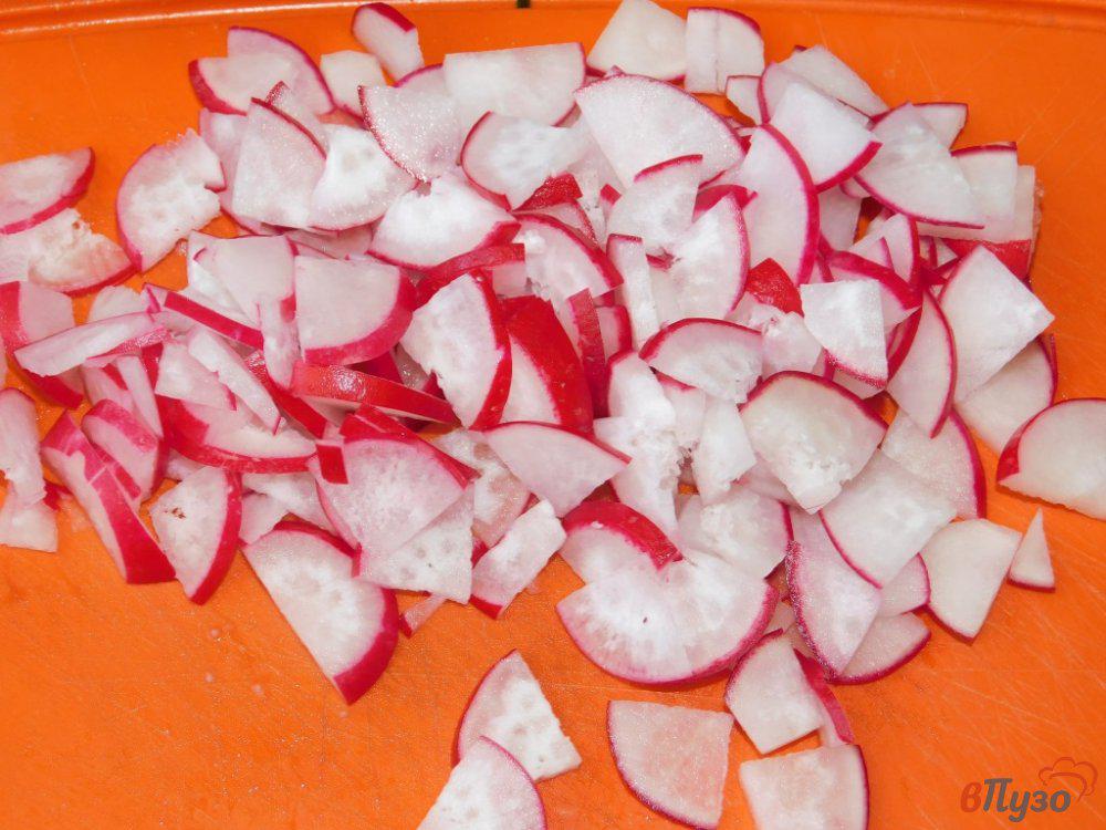 Шинкую редиску ножом. Салат редис перец болгарский. Овощной салат. Салат с редиской и перцем болгарским. Салат из помидоров.