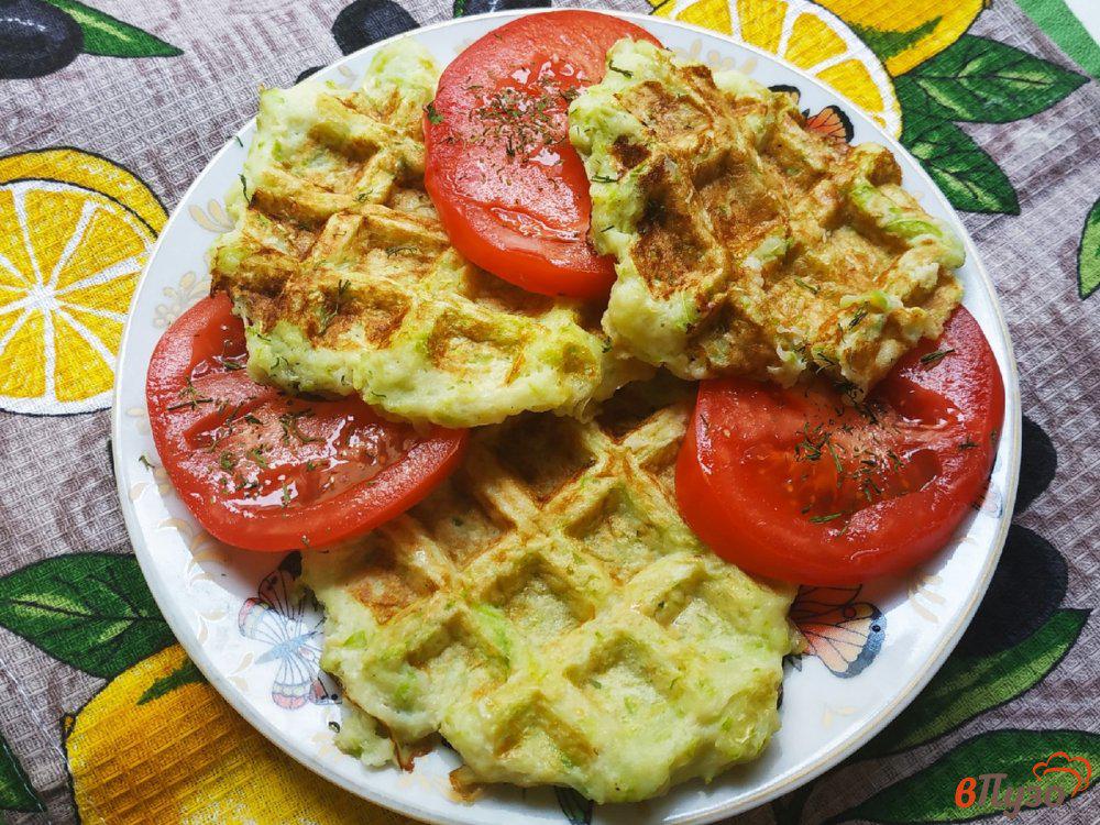 Кабачки в вафельнице рецепт с сыром. Оладьи из кабачков в вафельнице. Вафли из кабачков в духовке. Вафли из кабачка на завтрак. Вафли из кабачков в вафельнице.