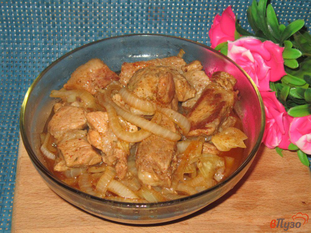 Жареная свинина на сковороде с луком. Свинина тушеная в сливках на сковороде. Свинина кусочками с луком. Как тушить свинину с луком. Тушёная свинина с луком на сковороде.