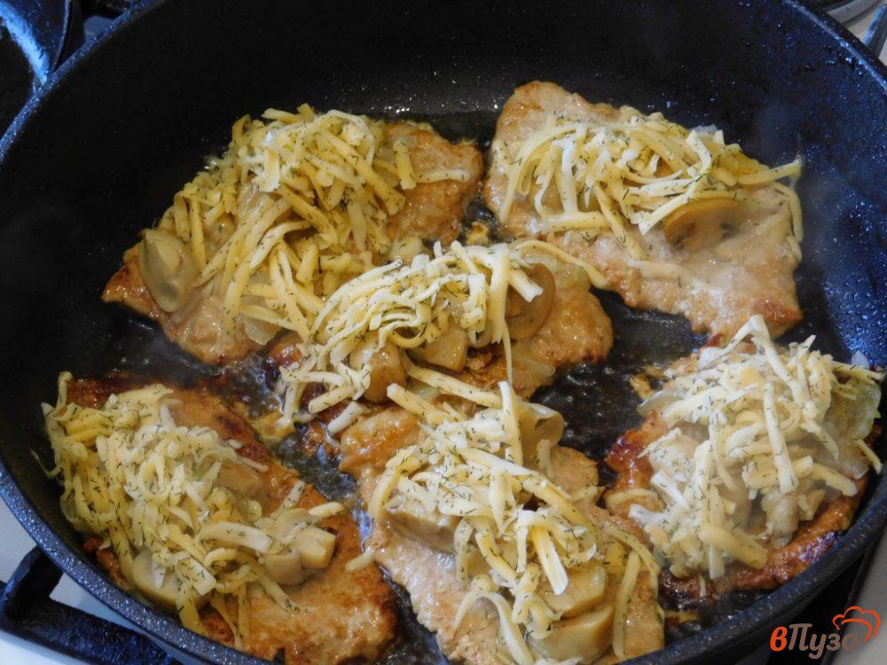 Как оформить картофельное пюре с отбивной гриль. Свинина с грибами на сковороде. Темные грибы на отбивные. Отбивная с грибами на сковороде. Отбивная с грибами на сковороде.