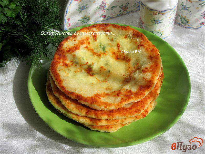 лепешки из йогурта. ватрушки с зеленью и сыром. лепешка с сыром и зеленью. лепешки на йогурте картинки. ватрушки с чесноком.