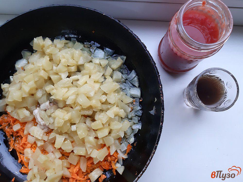 Жареная колбаса на сковороде. Солянка с копченой колбасой. Зажарка для борща сверху на белом фоне. Капуста тушёная с охотничьими колбасками. Солянка с курицей и колбасой.