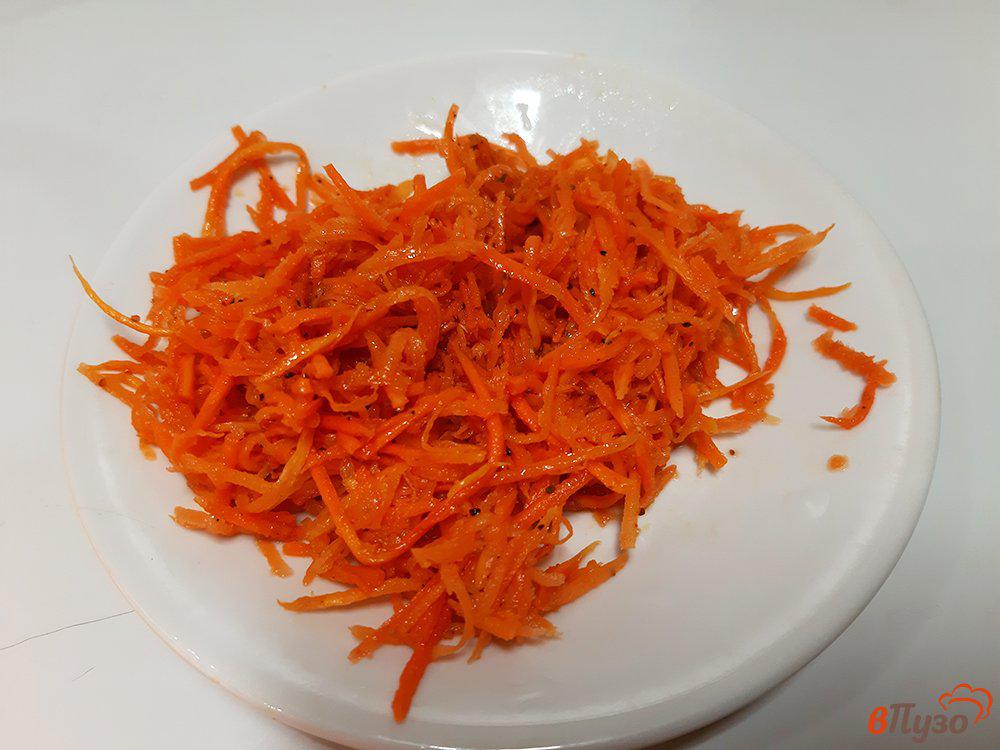 Салат с корейской морковью и черносливом. Салат из чернослива корейской моркови. Салат с черносливом морковкой по-корейски. Салат морковь с черносливом и чесноком.