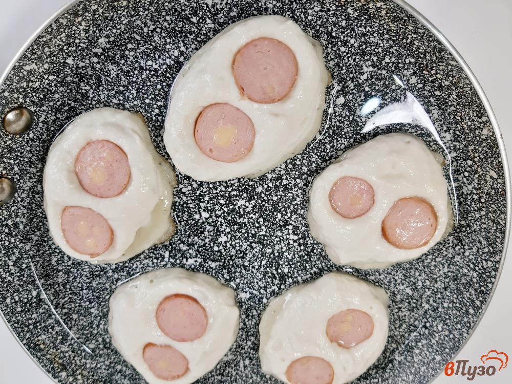 жареная колбаса в кляре. оладьи с начинкой из сосисок. оладьи с сосисками и сыром. оладушки с сосисками. оладьи с сосисками.