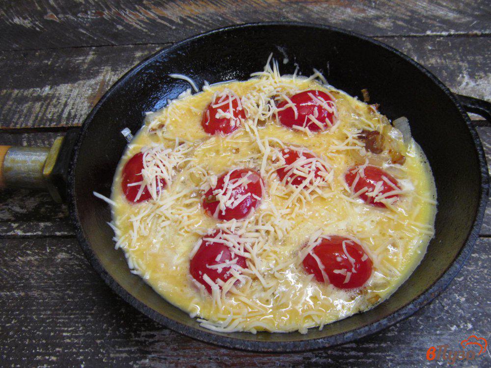 Яичница с помидорами и сыром на сковороде калорийность. Омлет с помидорами рассыпчатый. Жареная яичница с луком и колбасой. Яичница с помидорами в кастрюле реальные фото. Бекон с сыром на сковороде рецепт