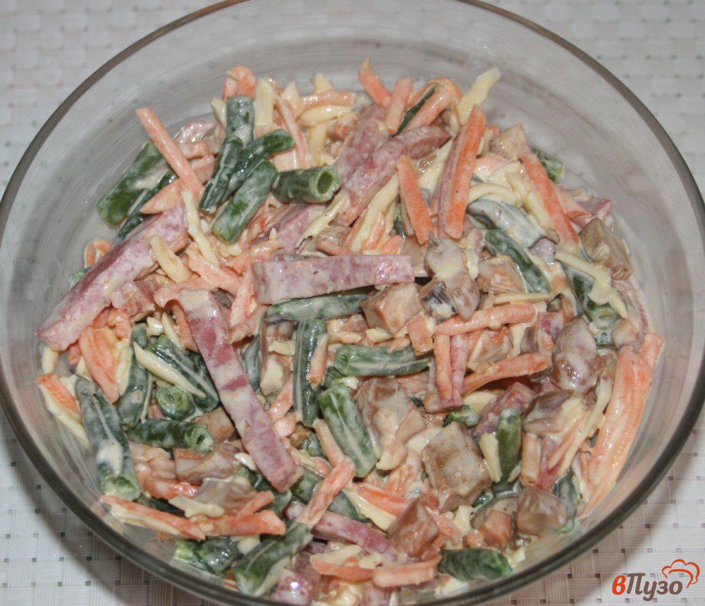 Салат с корейской морковью и фасолью и сухариками и колбасой рецепт с фото