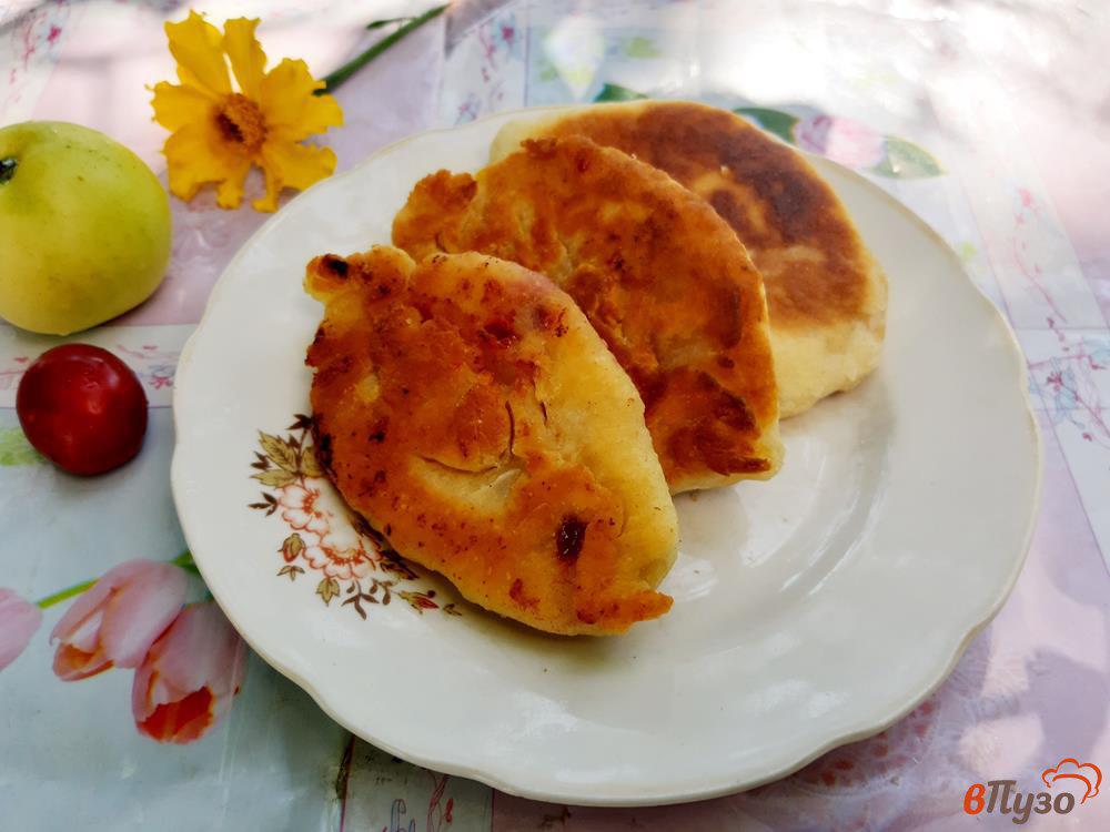 Пирожки жареные на сковороде с яблоками на кислом молоке