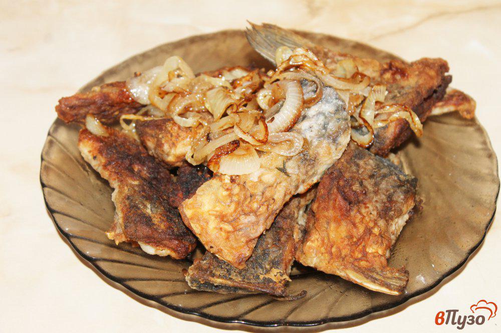 Как вкусно пожарить карпа на сковороде. Рыба жареная на сковороде с луком. Карп жареный кусочками. Как разделать карпа для жарки на сковороде. Зеркальный карп жареный на сковороде кусками.