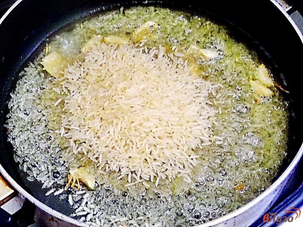 Простой рецепт риса на сковороде. Рис в сковородке. Рис на сковороде. Рис с горчицей. Добавляем рис в сковородку с маслом.