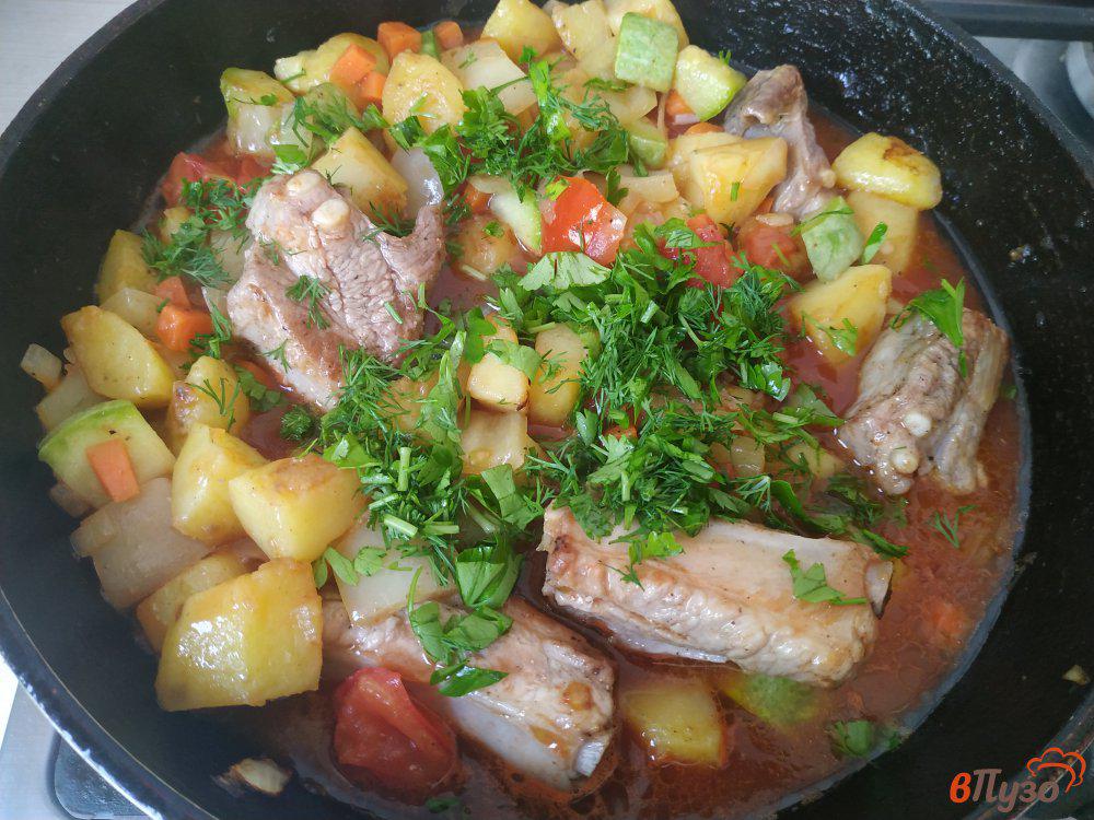 Свиное рагу на косточках. Рагу свиное на сковороде. Свиное рагу. Рагу из свинины фото реальное. Рагу свиное на сковороде.