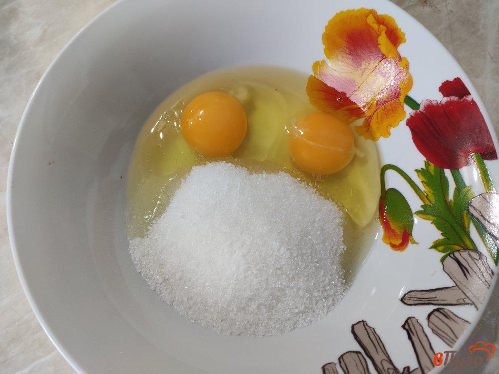 с солью смешайте с яйцами. смешиваем яйцо с сахаром. яйца с сахаром. взбитые яйца в миске. яйца смешанные с водой.