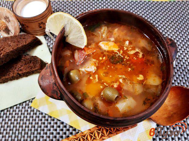 Солянка с курицей и колбасой. Солянка со свининой и колбасой. Солянка сборная с колбасой. Солянка со свининой и колбасой. Суп солянка с копченостями.