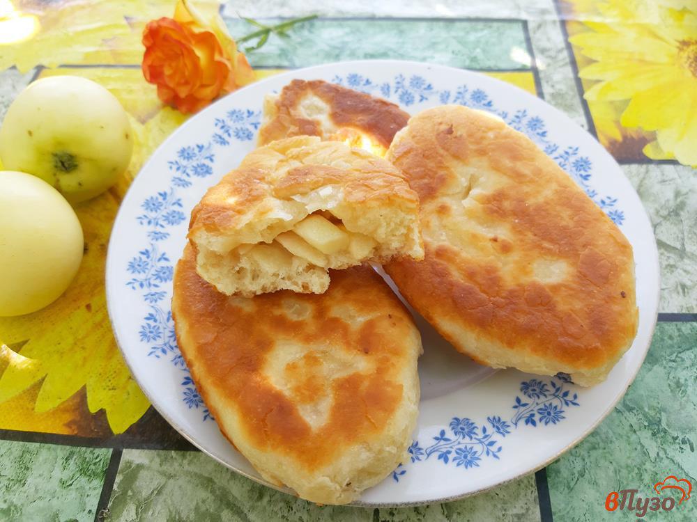 Пирожки на воде и дрожжах жареные с яблоками