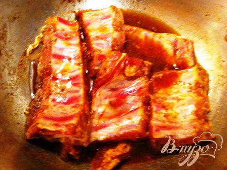 Ребра свиные запеченные. Рёбрышки свиные с пшеном. Рёбрышки свиные маринованные ведро. Рецепты маринования ребрышек свиных. Ребра свиные маринованные.