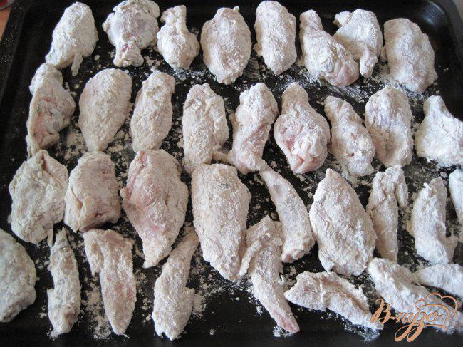 Крылышко для муки. Куриные крылья в кляре. Куриные крылышки в муке. Крыло куриное фото. Крылья во фритюре.