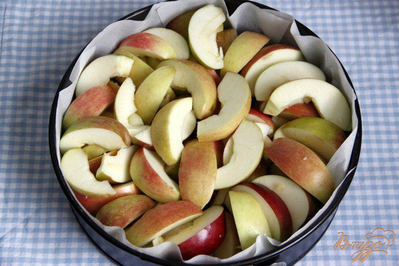 Нужно ли чистить яблоки. Дольки чищеного яблока. Пирог с яблока нарезка дольки. Яблоки очистить и нарезать. Вымыть яблоки.