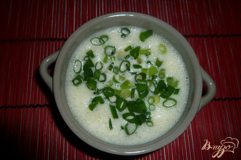 Яичница в горшочках в духовке. Яичница в горшочках в духовке. Мясо в омлете в горшочке. Жюльен с курицей и грибами в духовке. Омлет в плошке.