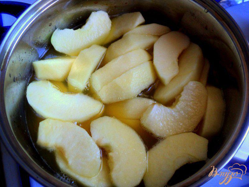 Нужно ли чистить яблоки. Дольки чищеного яблока. Протертые яблоки с сахаром для похудения. Пирог Чакката. Почищенные яблоки в миске гача.