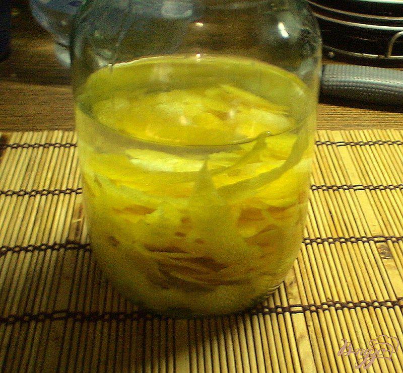 Рецепты приготовления лимончелло на самогоне. Лимончелло в банке. Лимончелло 5 литров. Лимончелло в трехлитровой банке.
