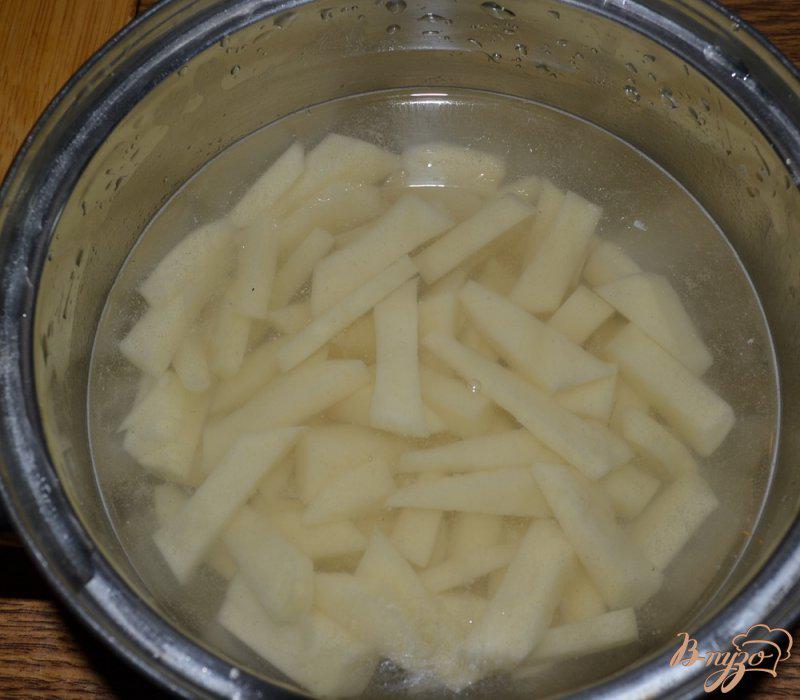 Картошку залило водой. Картофель брусочками в кастрюле. Щи с картошкой. Режем картошку на щи. Картофель в щи нарезанная дольками по технологии.
