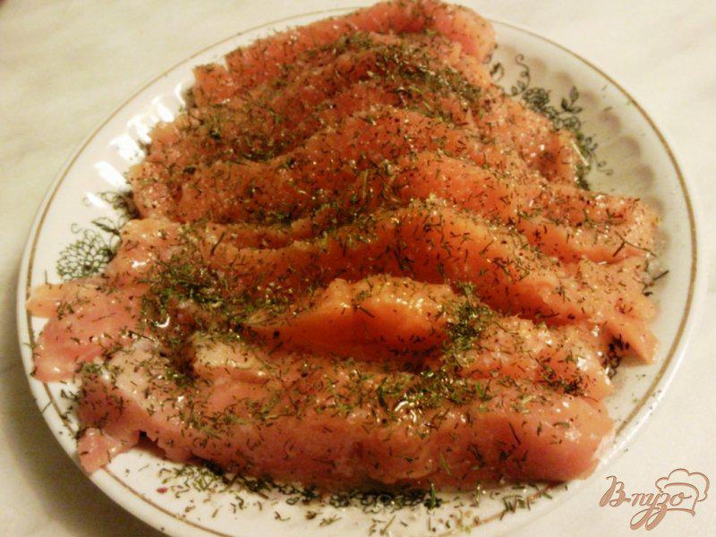 Рыба укропом. Лосось гравлакс. Семга гравлакс. Рулет рыбный лососевый. Форель гравлакс.