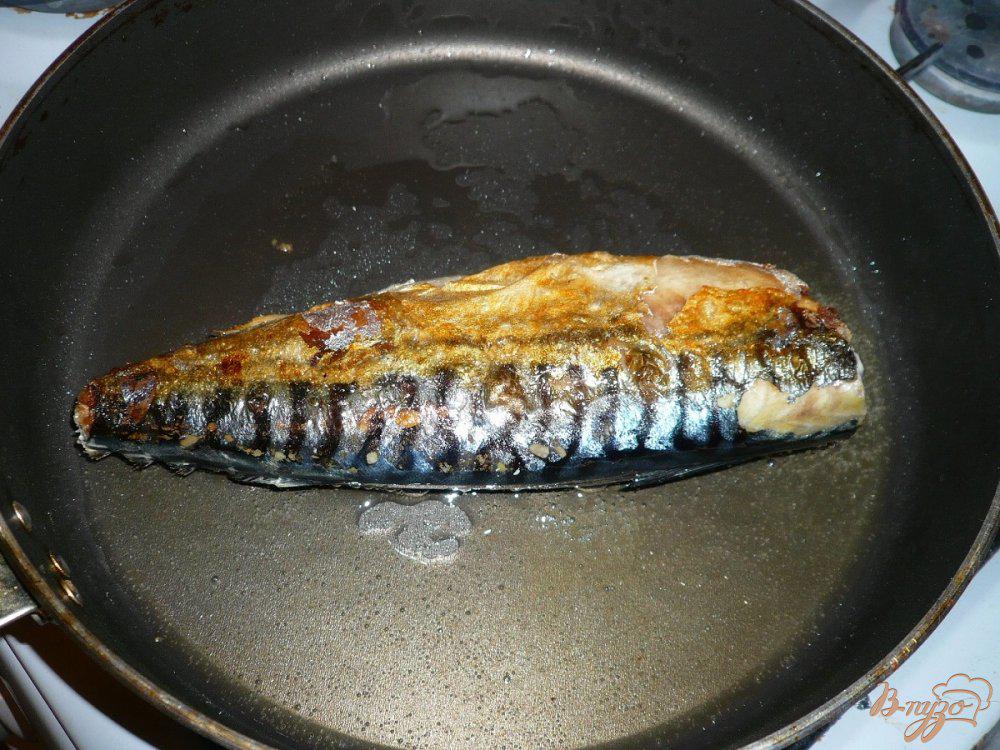 Скумбрию пожарить на сковороде вкусно и сочно. Жареная рыба скумбрия. Скумбрия на сковороде. Скумбрия жареная на сковороде. Филе скумбрии жареное на сковороде.