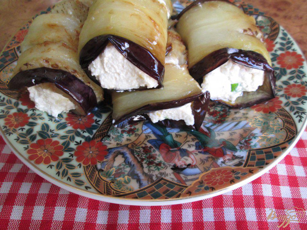 Баклажаны рулетики с сыром и чесноком и помидорами на сковороде с фото