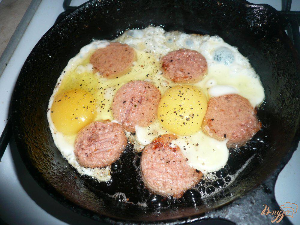 Два яйца и колбаса. Яичница с колбасой. Сковорода с яичницей. Яичница с жареной колбасой. Сковородка для яичницы.