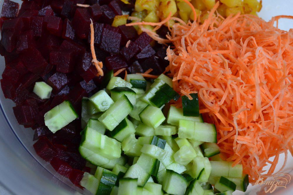 Салат с жареной картошкой соломкой со свеклой свежей морковкой и