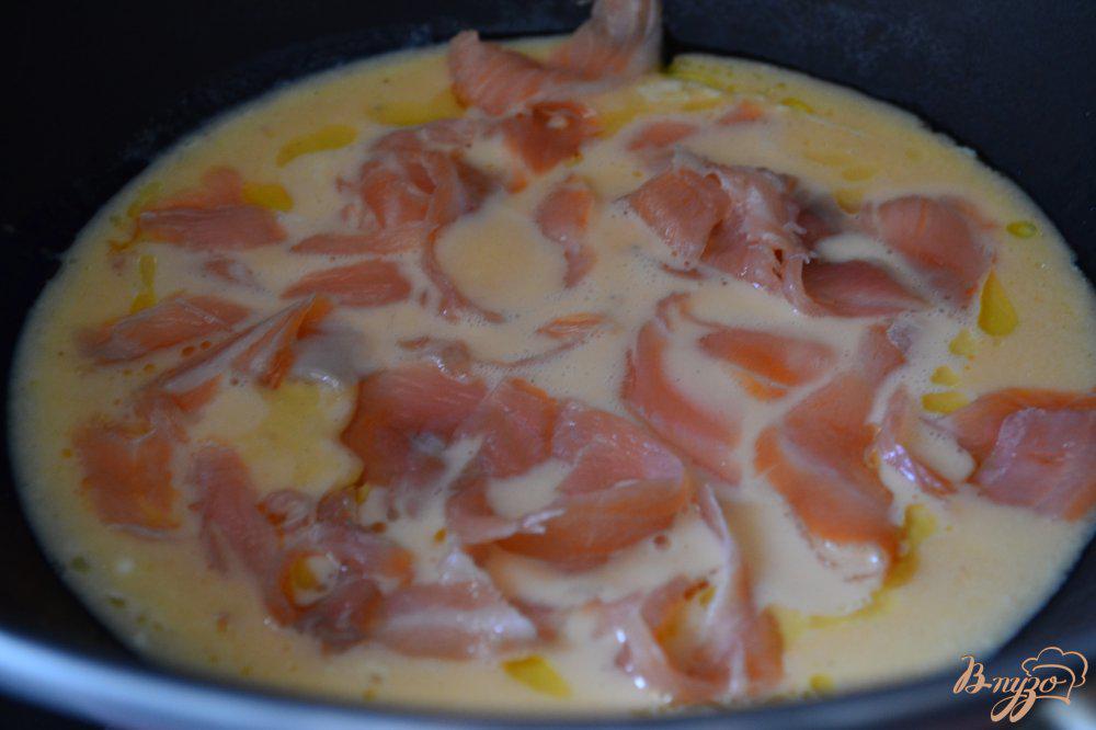 омлет с творожным сыром и красной рыбой. омлет десерт. омлет с лососем. завтрак овсяноблин с авокадо. омлет с семгой.