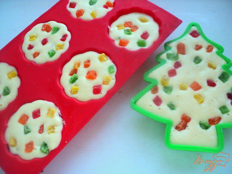 Засыпакм вишню крошкой из муки и масла в формочке. Кексы из манки в силиконовых формочках в духовке. Запеканка в формочках для кексов. Творожные кексы с манкой и мукой в духовке. Кексы новогодние фигурки в силиконовой форме.