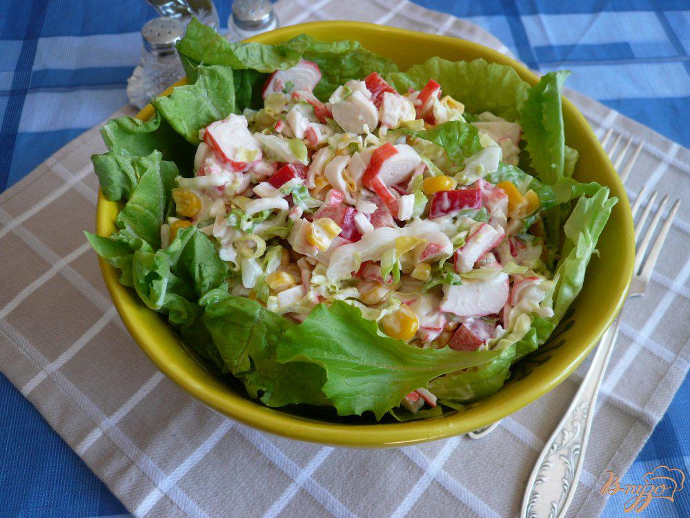 Рецепт салата морской с крабовыми палочками. Салат с крабовыми палочками и перцем. Салат с крабовыми палочками и перцем болгарским. Летний салат с крабовыми палочками. Вкусный салат с крабовыми палочками и сладким перцем.