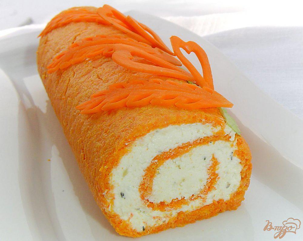 Рулет из моркови начинкой. Рулет бисквитный морковный. Блюда из моркови. Морковный рулет с творожным сыром. Рулет из моркови.