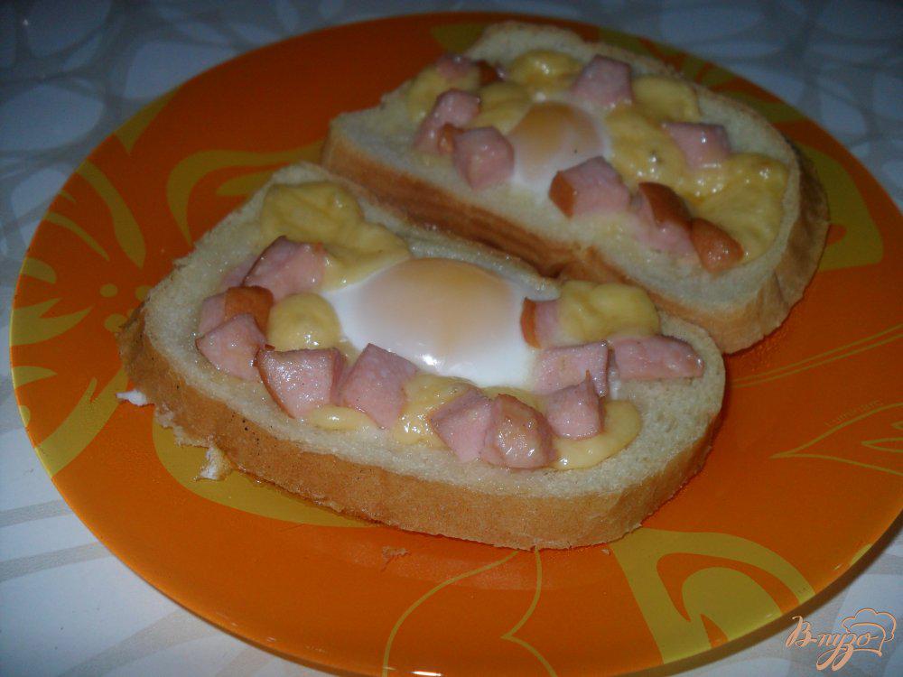 Батон колбаса сыр яйцо бутерброд на сковороде. Завтрак с яйцами и хлебом и колбасой. Яйцо в хлебе с колбасой. Яичница в хлебе с колбасой. Сосиски с хлебом и яйцом.