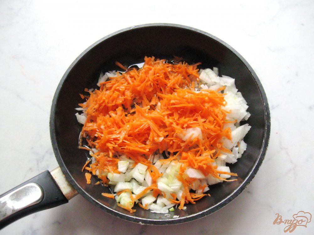 Пассировка это. Лук и морковь на сковородке. Поджарка лук и морковь. Жареная морковь с луком на сковороде. Пассировка лука и моркови для супа.