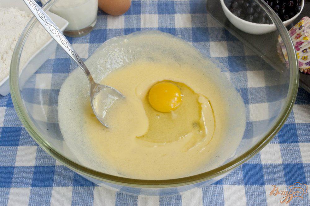 Надо ли добавлять в тесто яйца. Взбить яйца с солью. Перемешиваем тесто для Черничного маффина. Кабачки с яйцом мукой и маслом. Что можно сделать из яиц и сахара.