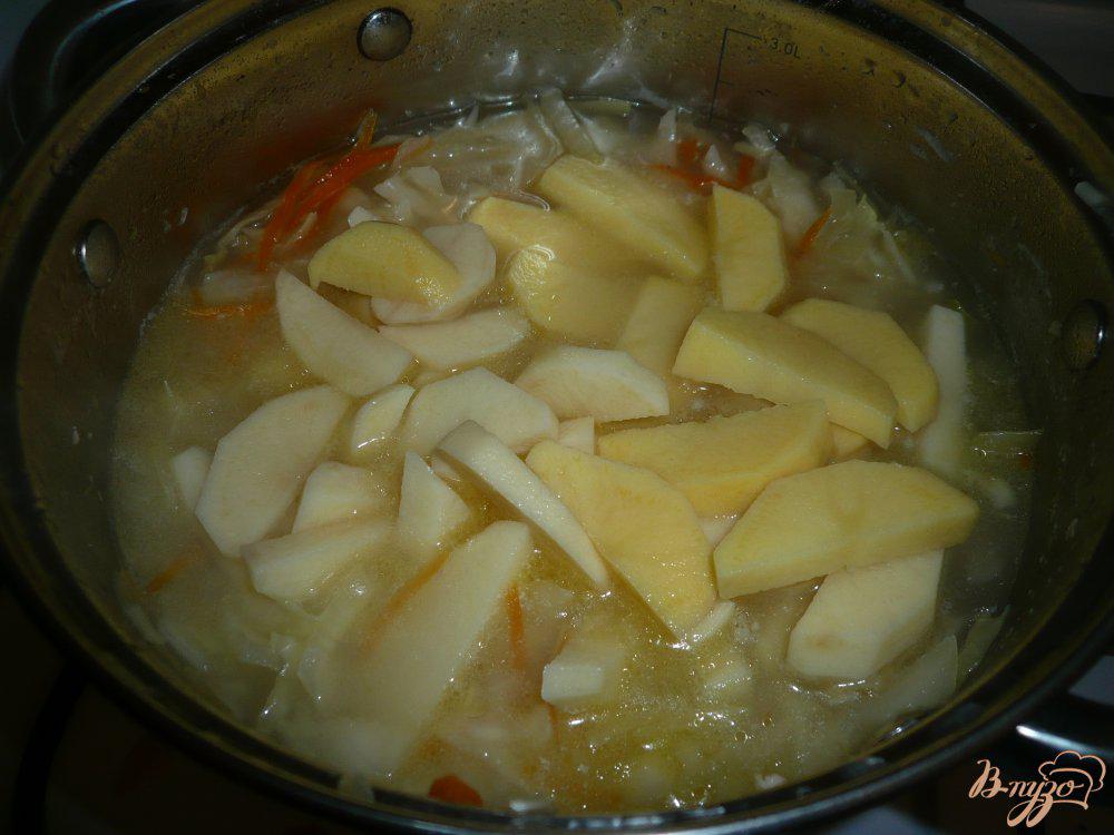 Картошка или капуста первой в щи. Картофель брусочками в кастрюле. В щи картошку добавляют. Тыхэмин рыбный суп фото. Закладывание картофеля в будьон.