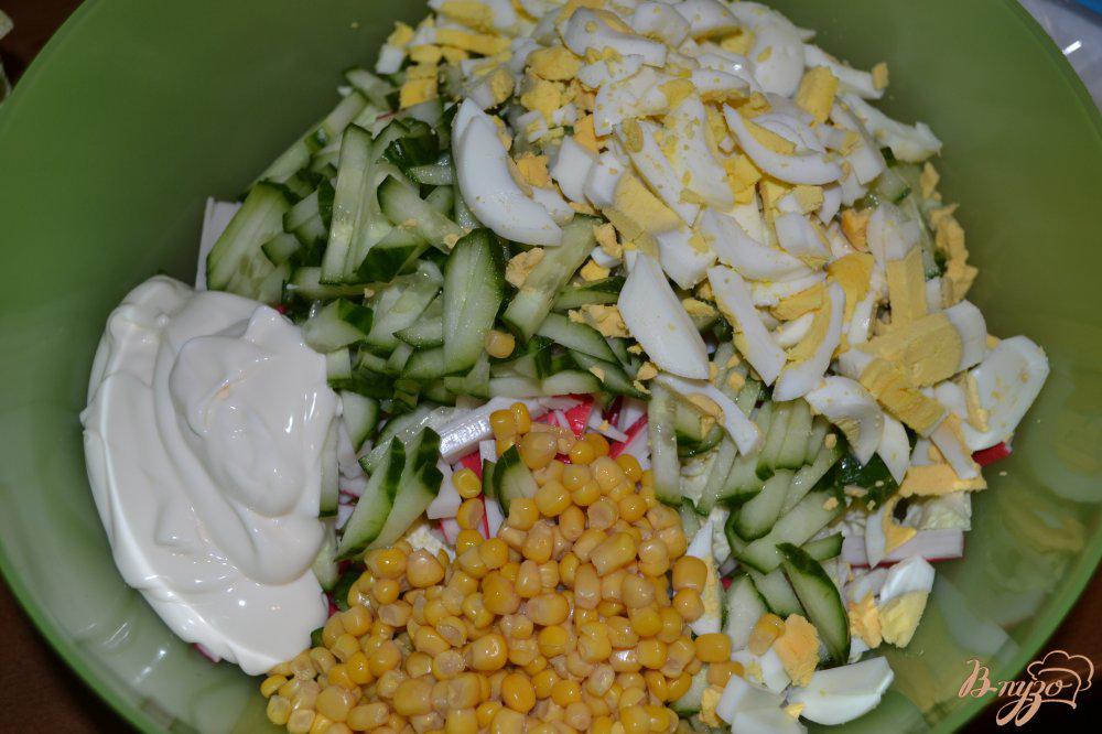 Салат с крабовыми палочками и кукурузой и капустой пекинской и огурцом рецепт фото