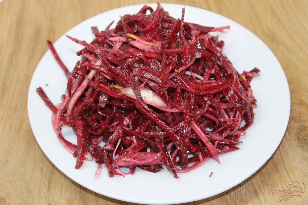 Гарнир из свеклы. Свекольный салат с маринованными огурцами. Блюда со свеклой. Гарнир к салату из свеклы. Котлета со свекольным салатом.