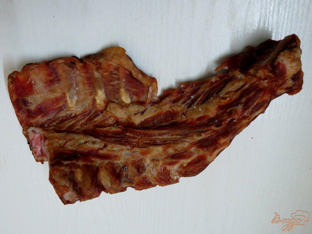 Солянка с копчеными ребрышками и колбасой. Суп с копчёными рёбрышками. Как варить копченые ребра. Копченые свиные ребрышки. Хребет свиной копченый.