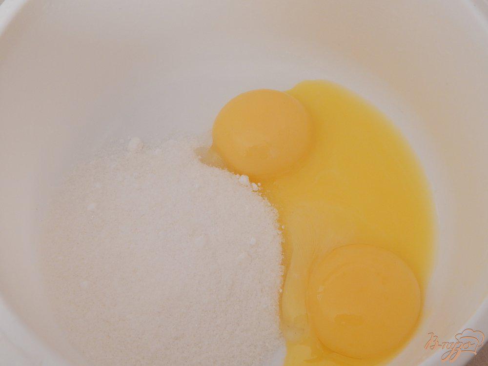 Желтки добела. Сахарная пудра с желтками с добавлением сыра. Желтки взбить добела. Яйца с сахаром растереть добела.